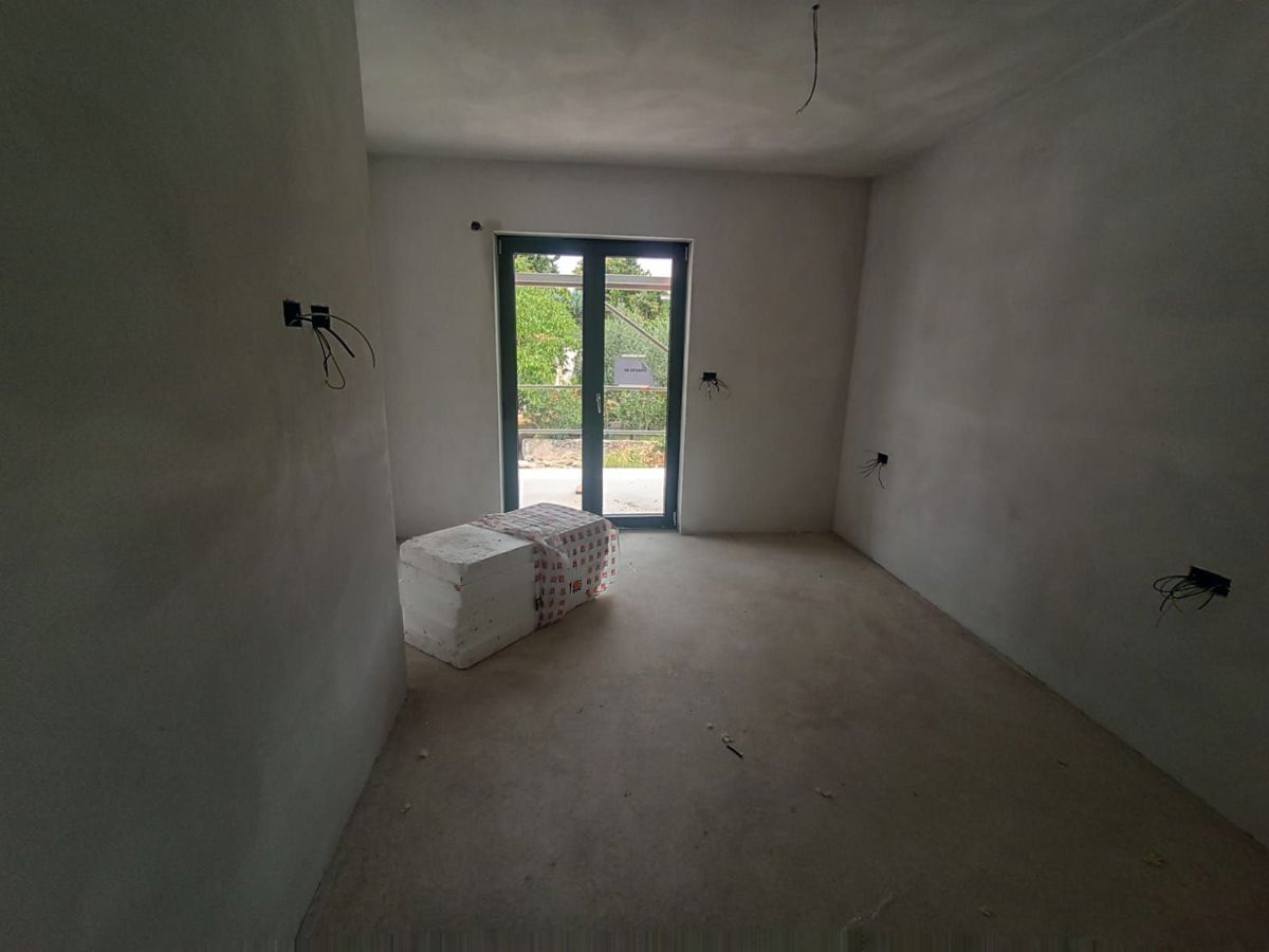 Prostorno dvonadstropno stanovanje z vrtom, v bližini Poreča
