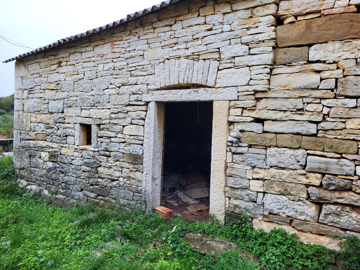 Oprtalj, Kamnita hiša s potencialom in pogledom