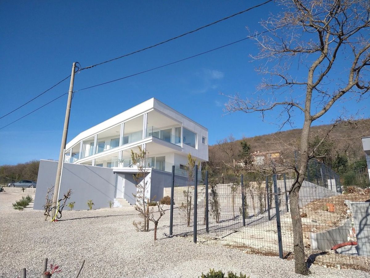 Lepo zasnovana vila s pogledom na morje