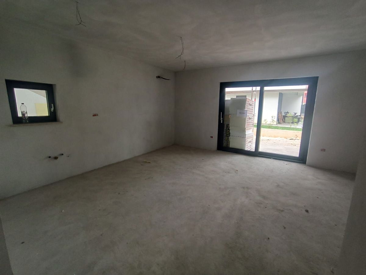 Stanovanje z vrtom, novogradnja, blizu Poreča