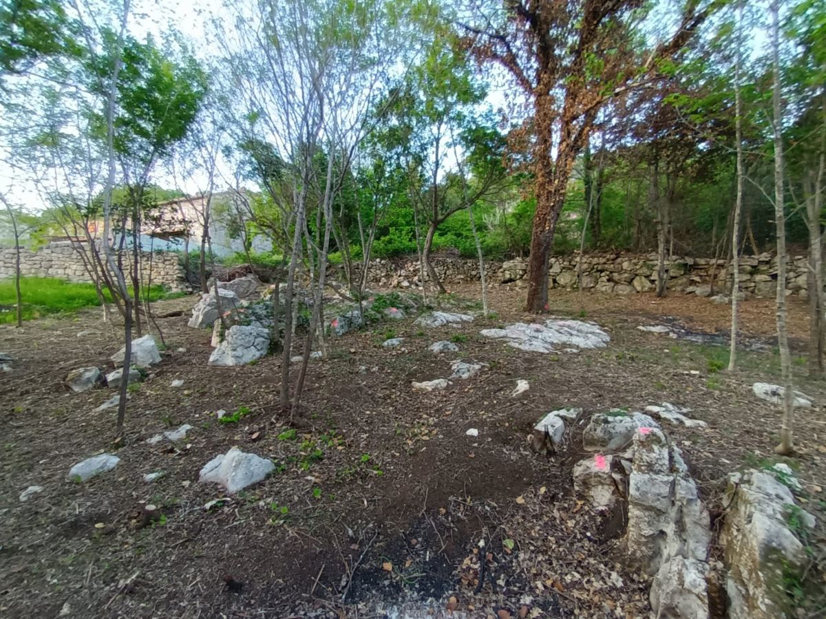Istra, Lupoglav, zazidljivo zemljišče 930 m2