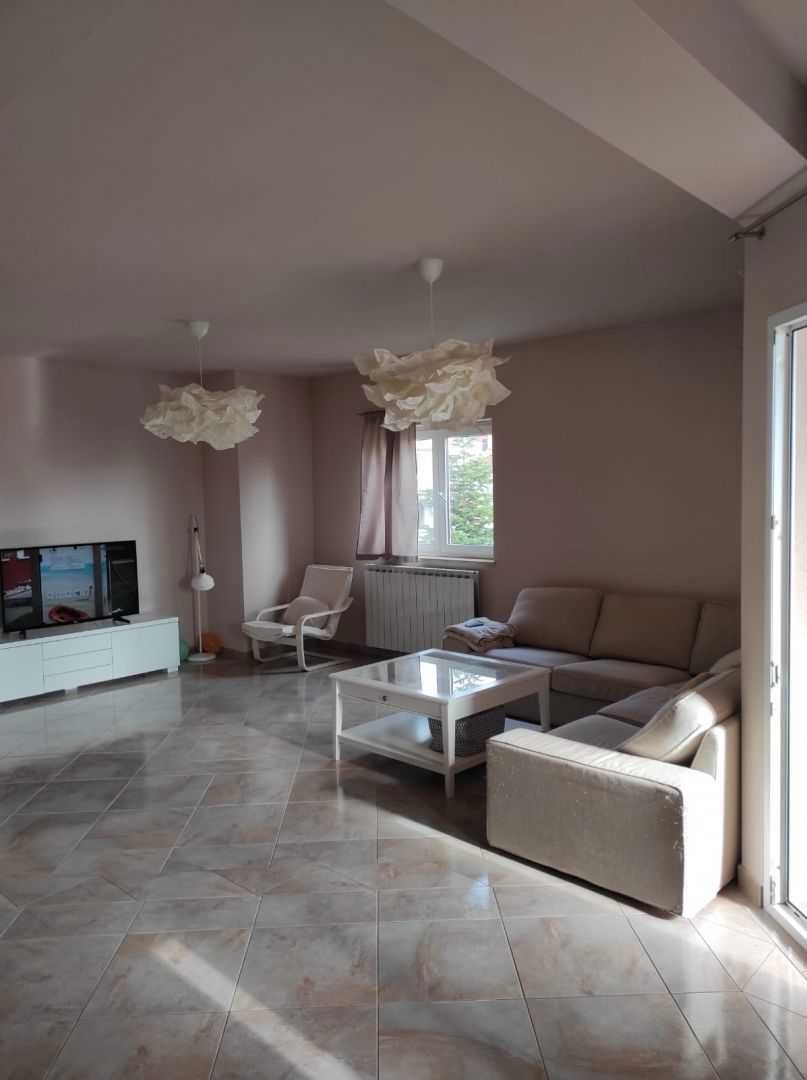 Apartmajska hiša s tremi apartmaji in garsonjero, Pula