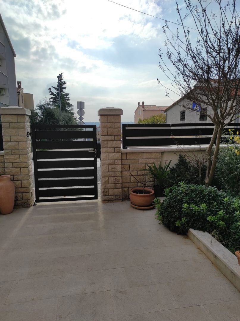 Apartmajska hiša s tremi apartmaji in garsonjero, Pula