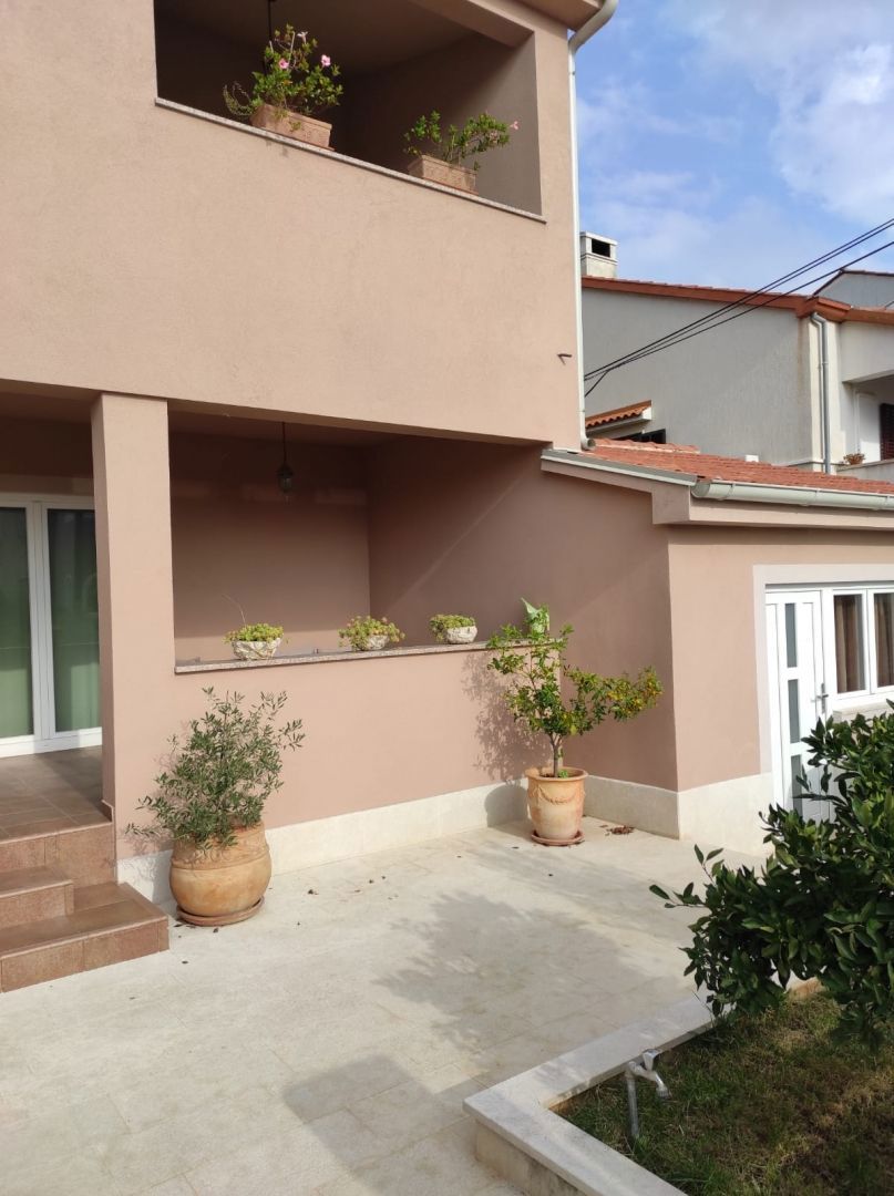 Apartmajska hiša s tremi apartmaji in garsonjero, Pula