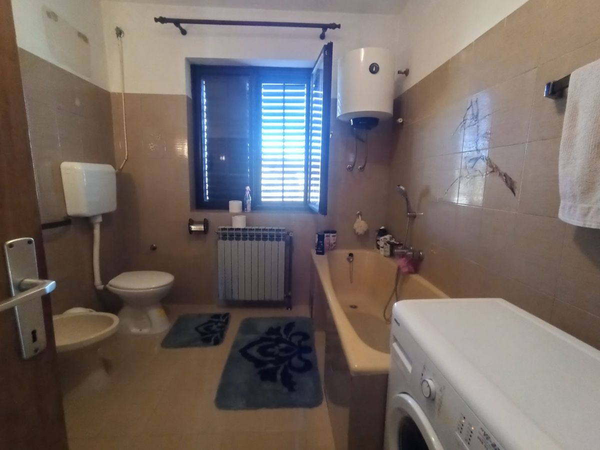 Družinska hiša z zazidljivo parcelo, Pićan