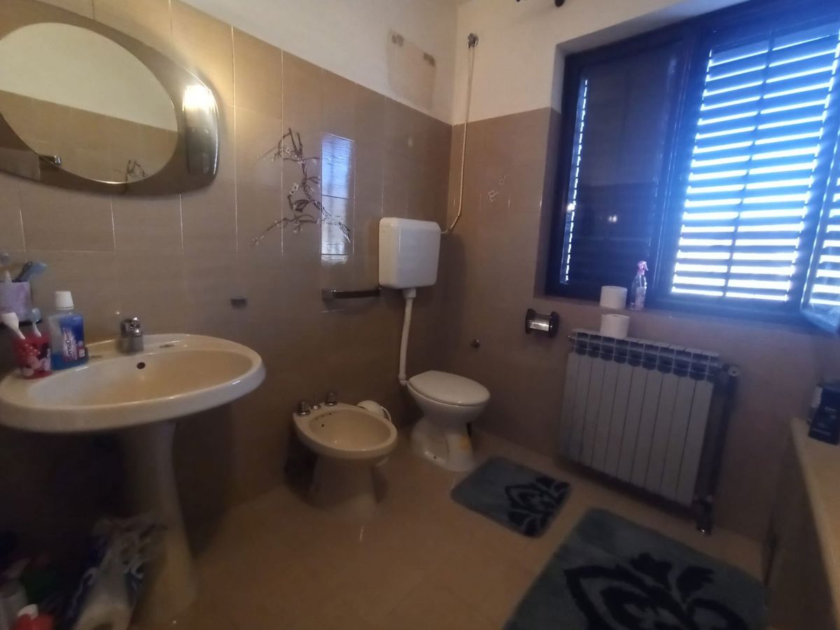 Družinska hiša z zazidljivo parcelo, Pićan