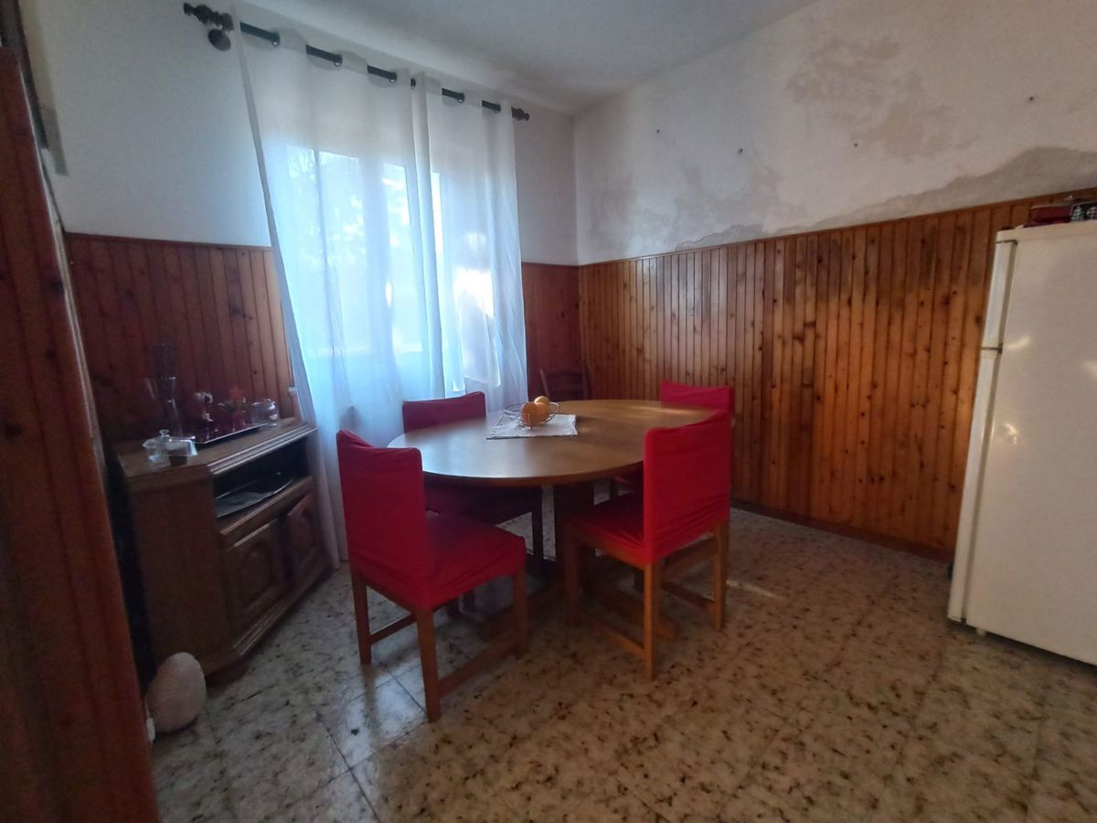Družinska hiša z zazidljivo parcelo, Pićan