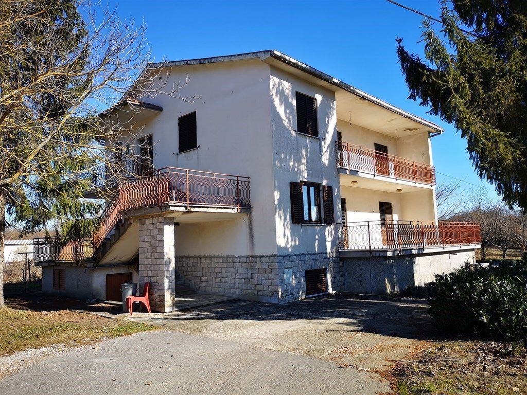 Družinska hiša z zazidljivo parcelo, Pićan