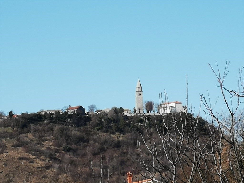 Družinska hiša z zazidljivo parcelo, Pićan