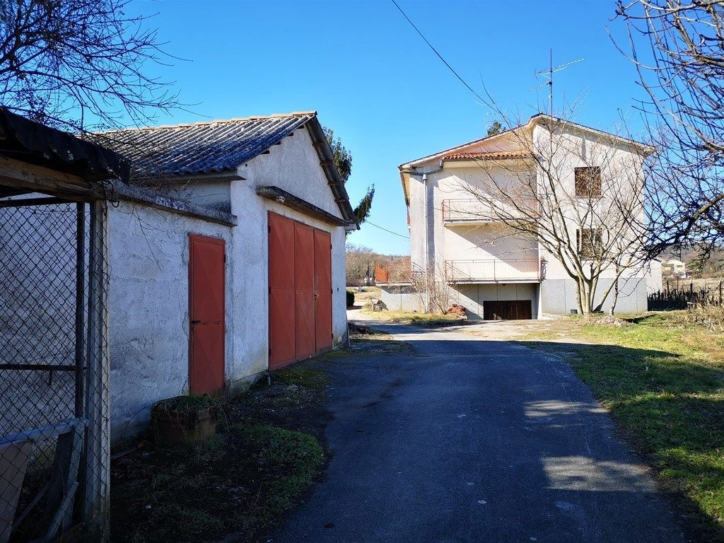 Družinska hiša z zazidljivo parcelo, Pićan