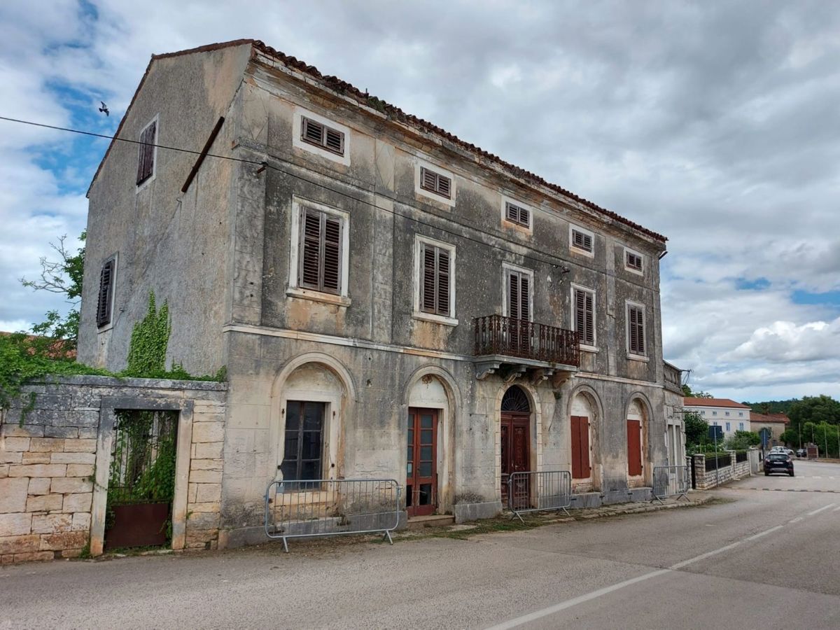 Prostorna kamnita hiša za obnovo, Tinjan