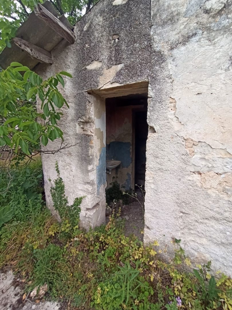 Prostorna kamnita hiša za obnovo, Tinjan