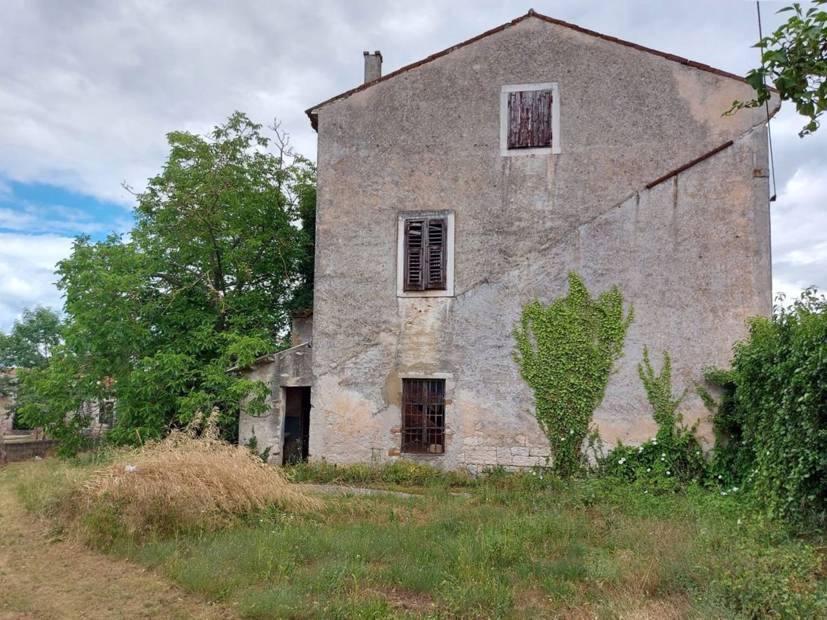 Prostorna kamnita hiša za obnovo, Tinjan