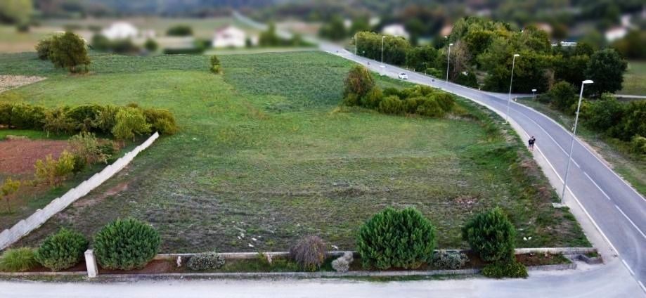 Zazidljivo zemljišče 1820 m2, okolica Karojbe
