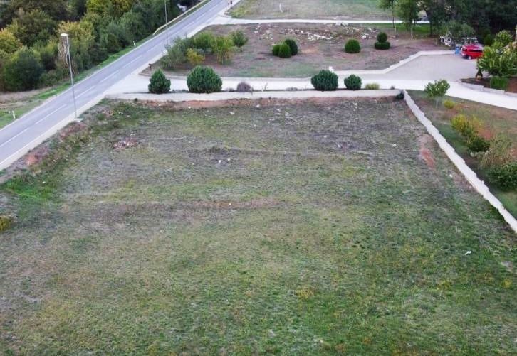 Zazidljivo zemljišče 1820 m2, okolica Karojbe