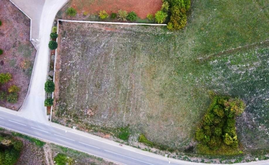 Zazidljivo zemljišče 1820 m2, okolica Karojbe