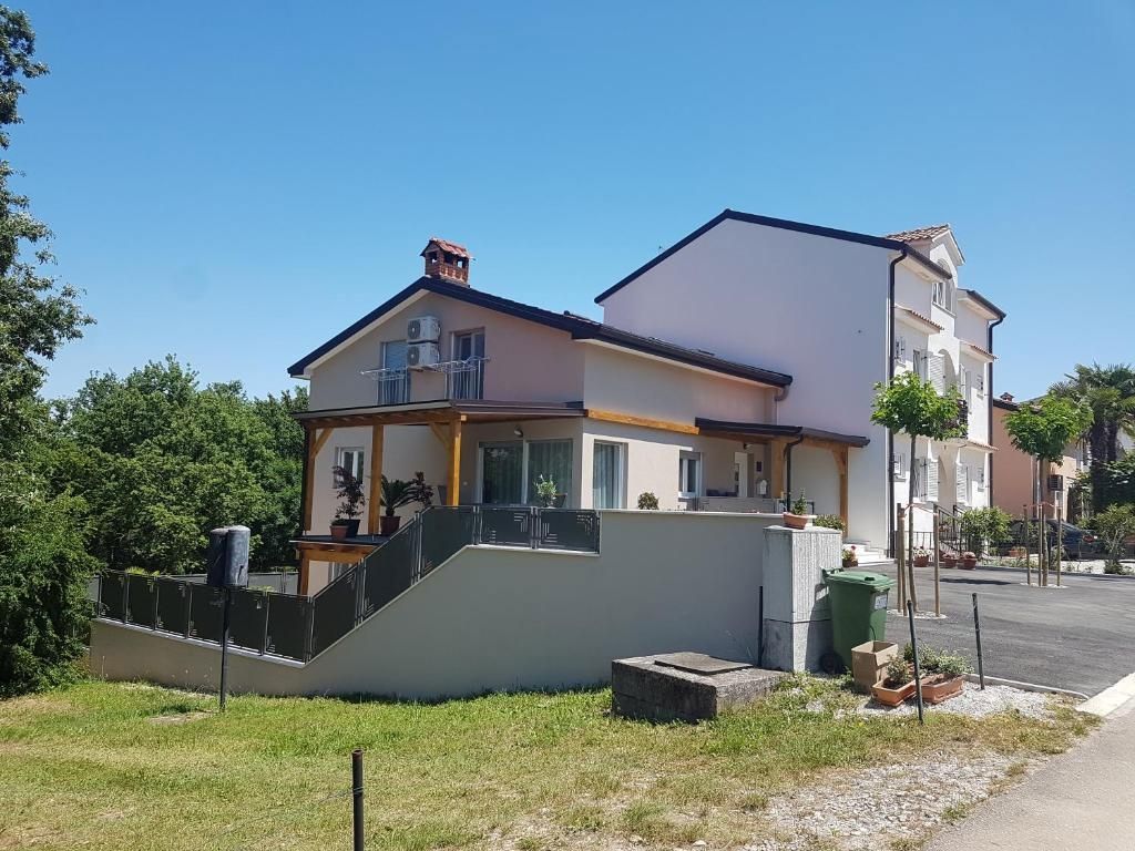 Hiša z dvema stanovanjskima enotama blizu morja, Poreč