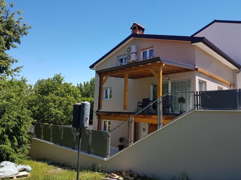 Hiša z dvema stanovanjskima enotama blizu morja, Poreč