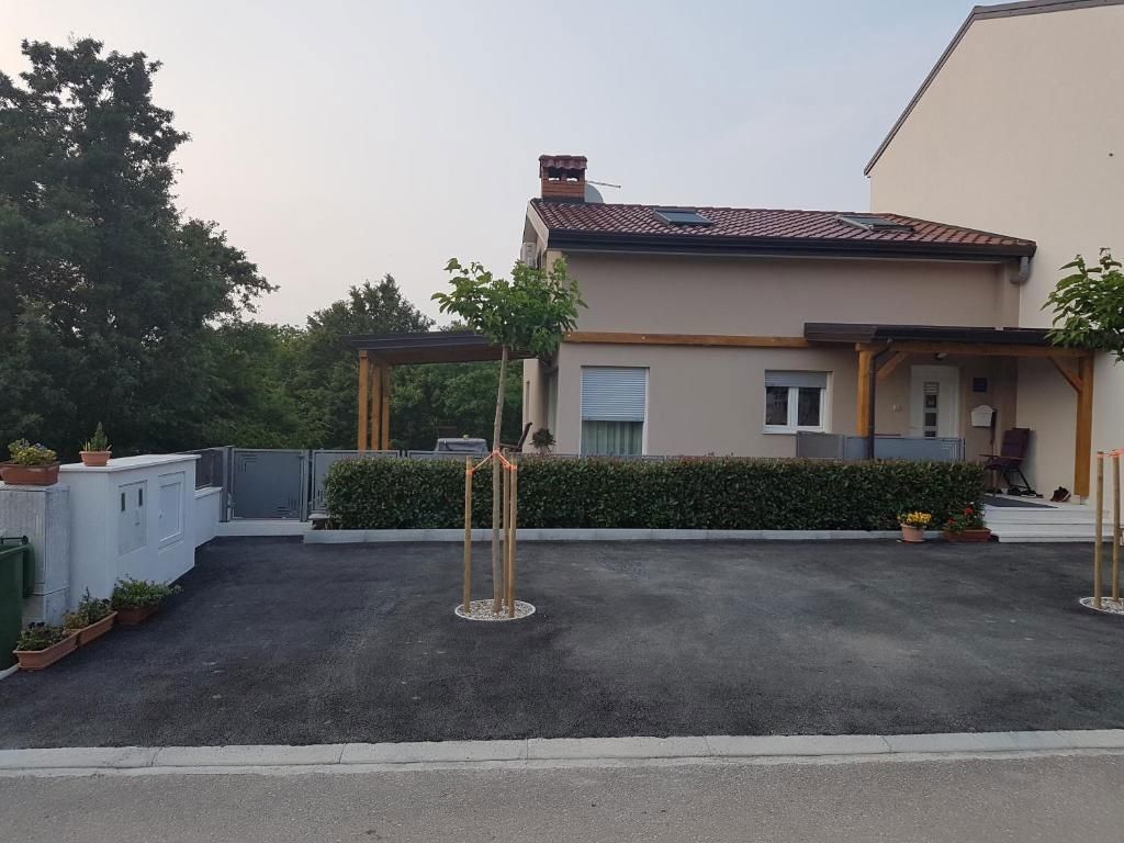 Hiša z dvema stanovanjskima enotama blizu morja, Poreč