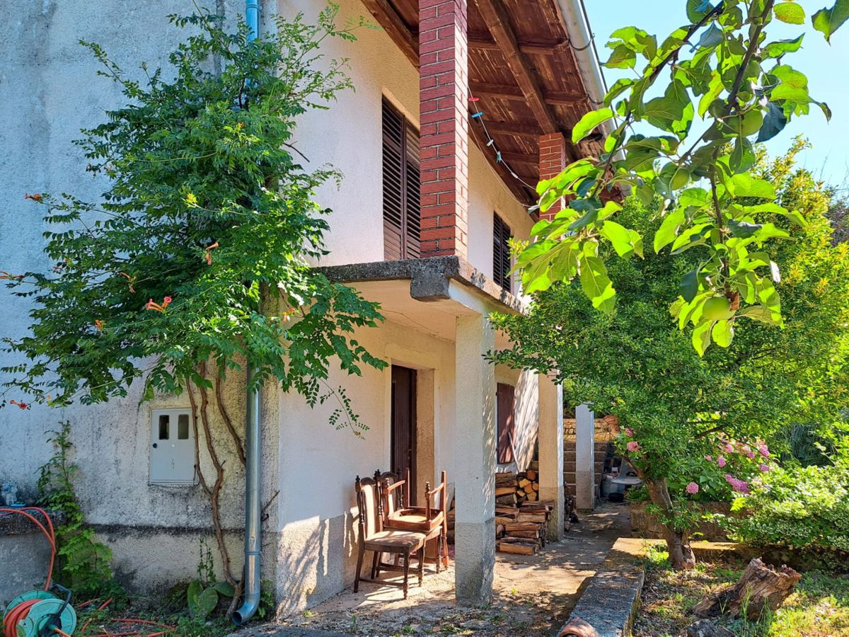 Samostojna hiša za adaptacijo s pogledom na Motovun