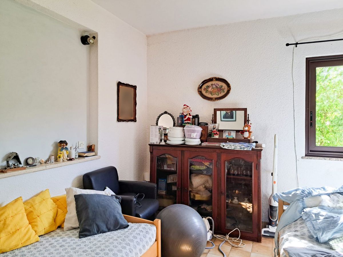 Samostojna hiša za adaptacijo s pogledom na Motovun