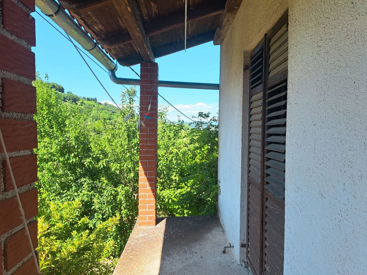 Samostojna hiša za adaptacijo s pogledom na Motovun