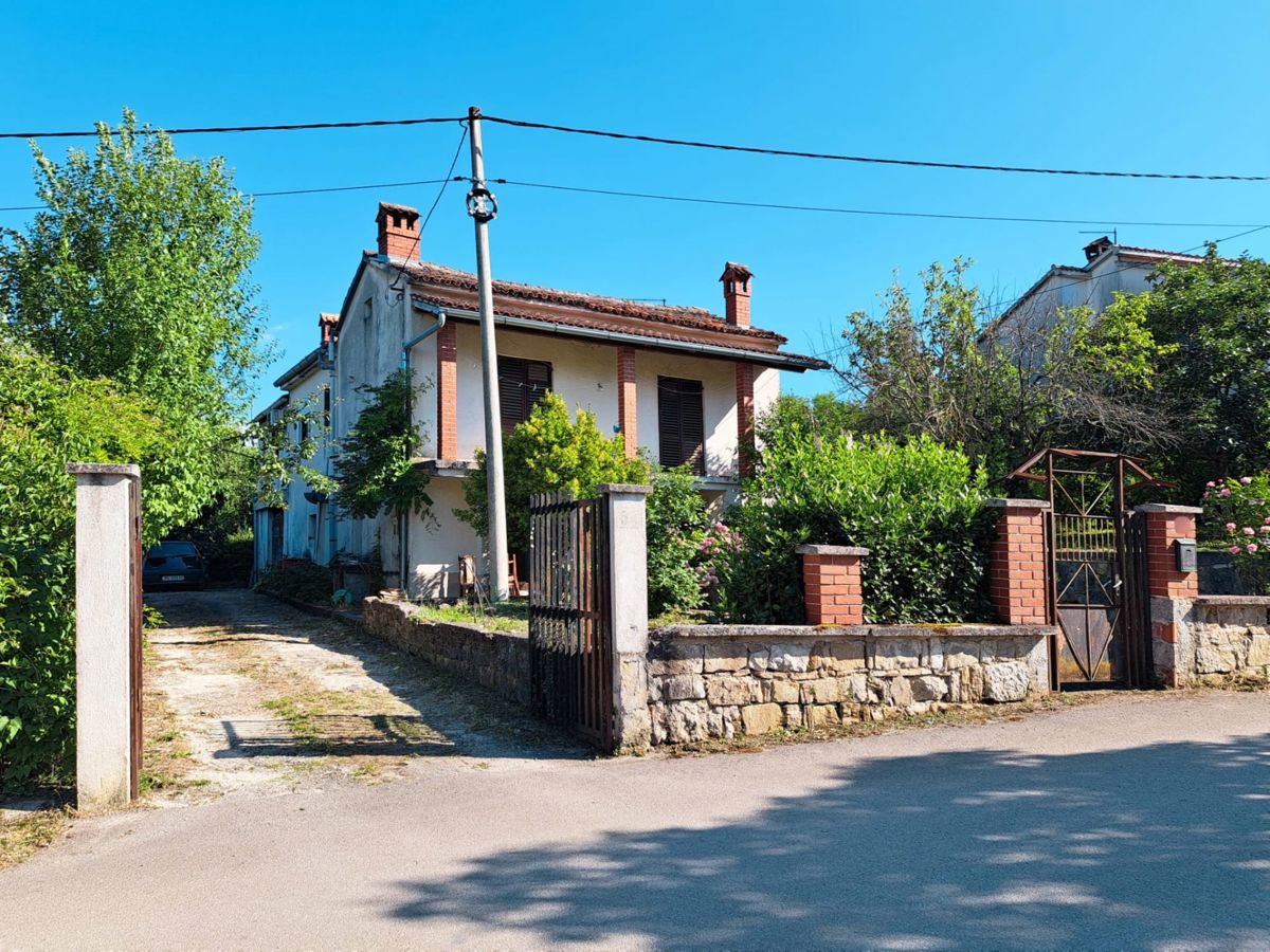 Samostojna hiša za adaptacijo s pogledom na Motovun