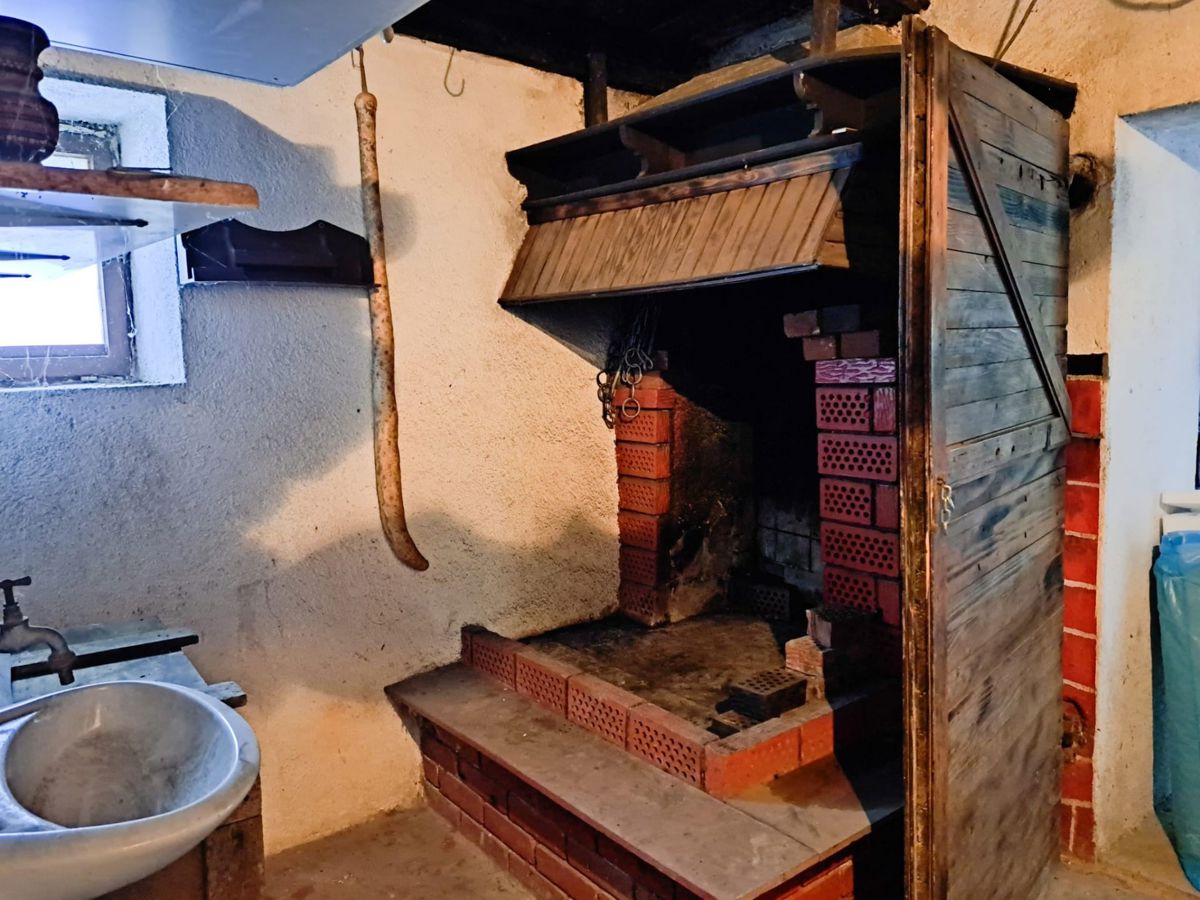 Samostojna hiša za adaptacijo s pogledom na Motovun