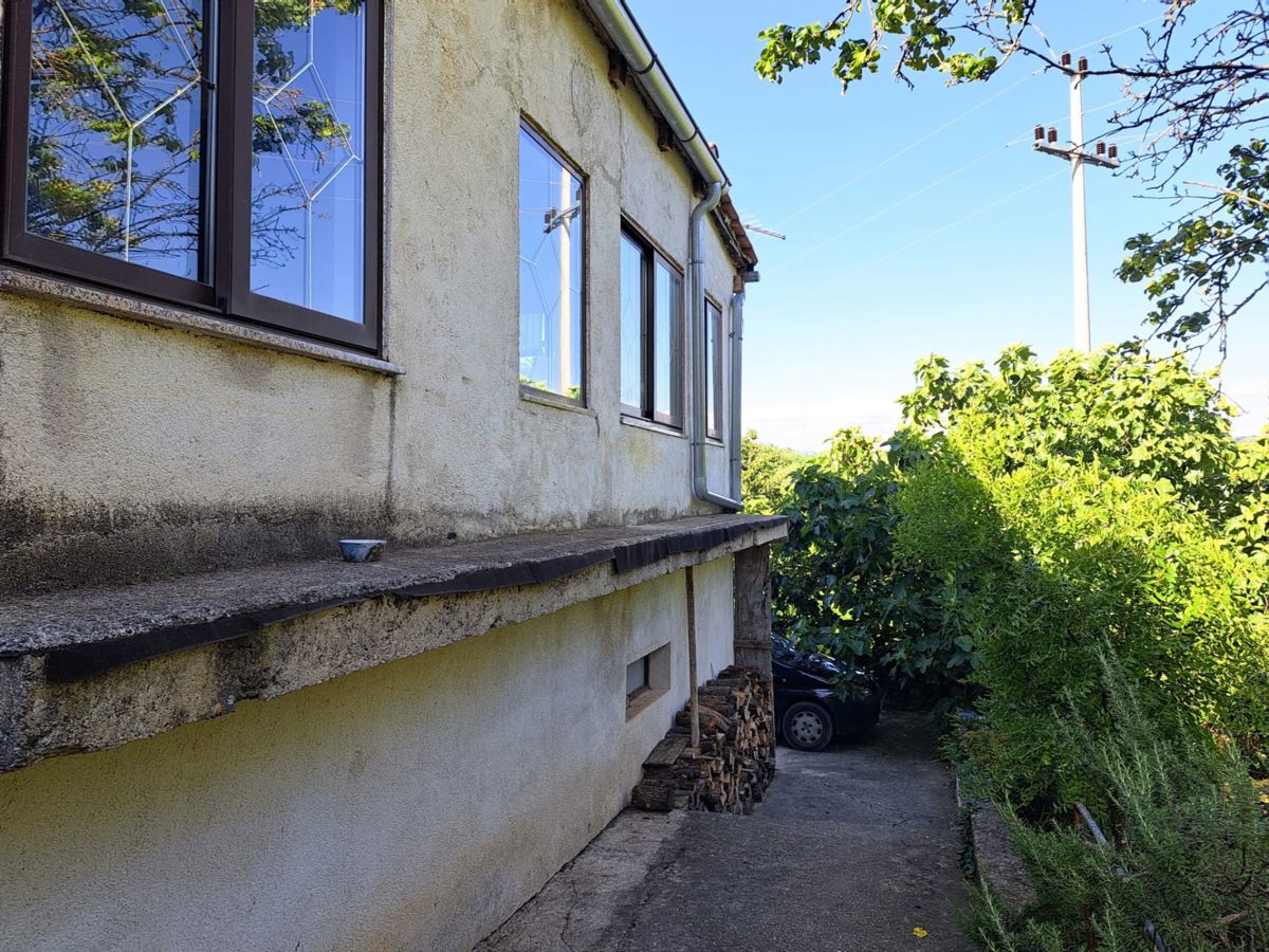 Samostojna hiša za adaptacijo s pogledom na Motovun