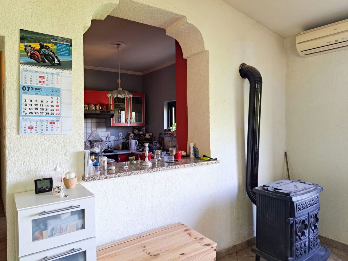 Samostojna hiša za adaptacijo s pogledom na Motovun