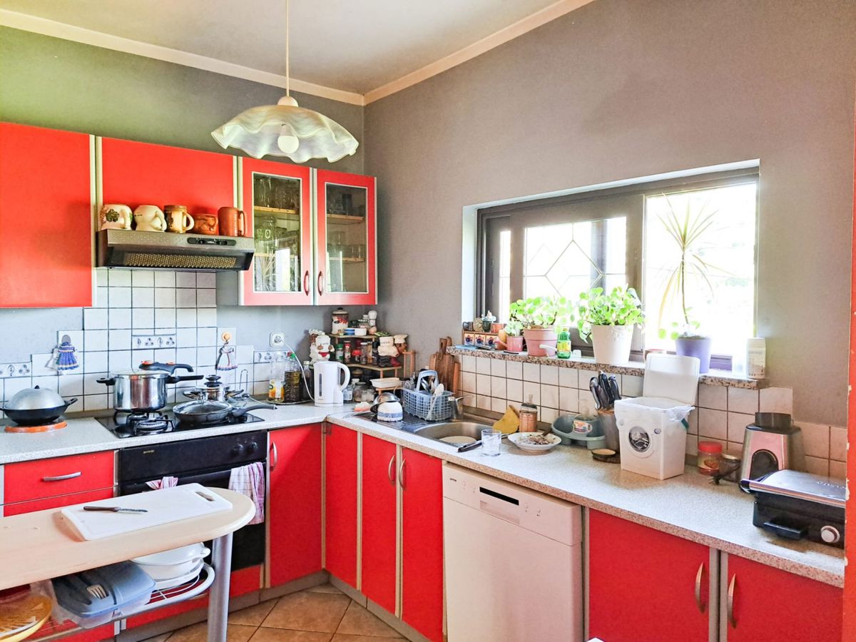 Samostojna hiša za adaptacijo s pogledom na Motovun