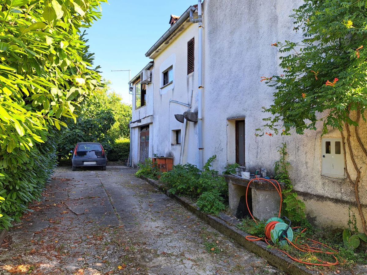 Samostojna hiša za adaptacijo s pogledom na Motovun