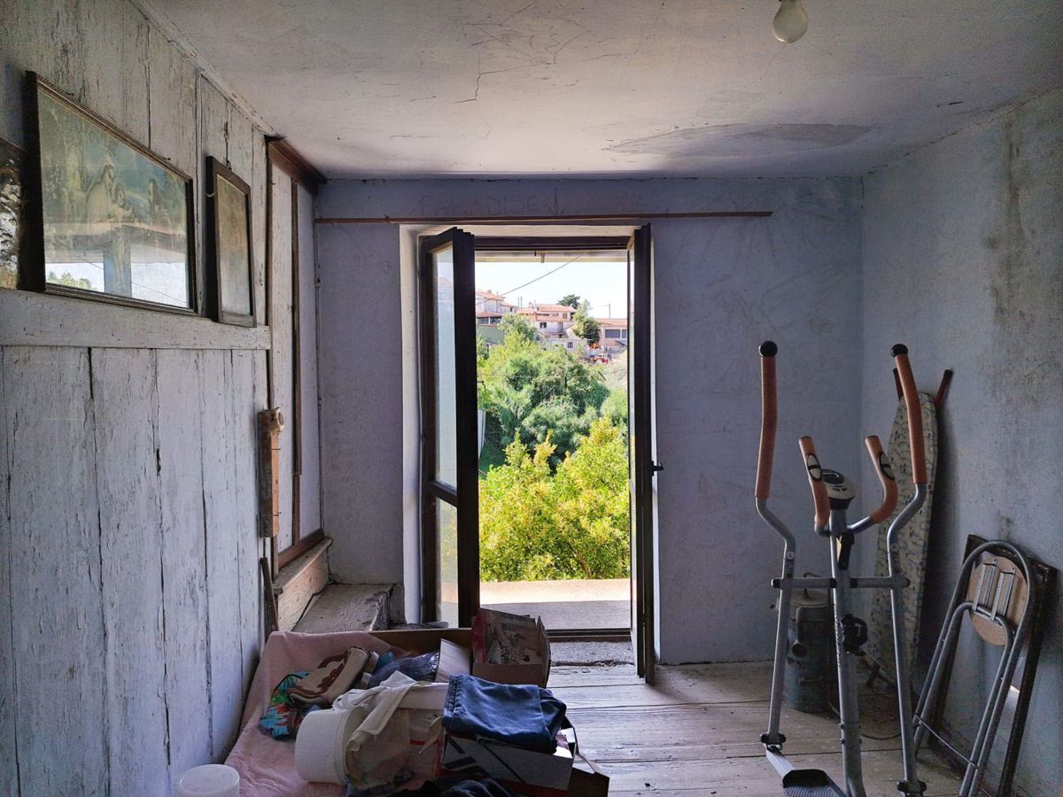 Samostojna hiša za adaptacijo s pogledom na Motovun