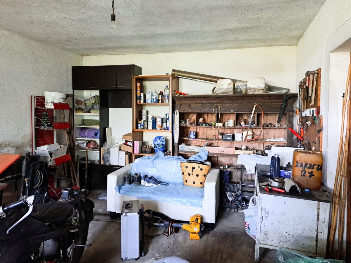 Samostojna hiša za adaptacijo s pogledom na Motovun