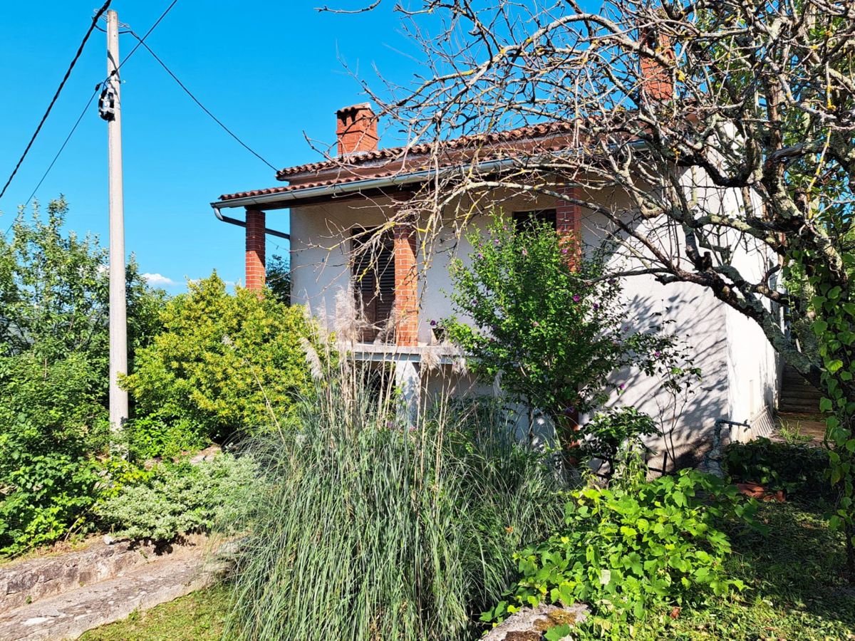 Samostojna hiša za adaptacijo s pogledom na Motovun