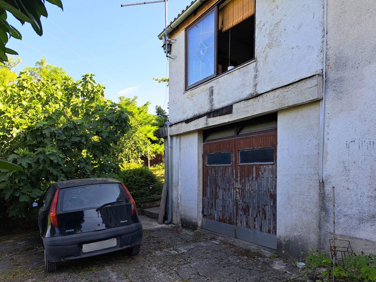 Samostojna hiša za adaptacijo s pogledom na Motovun