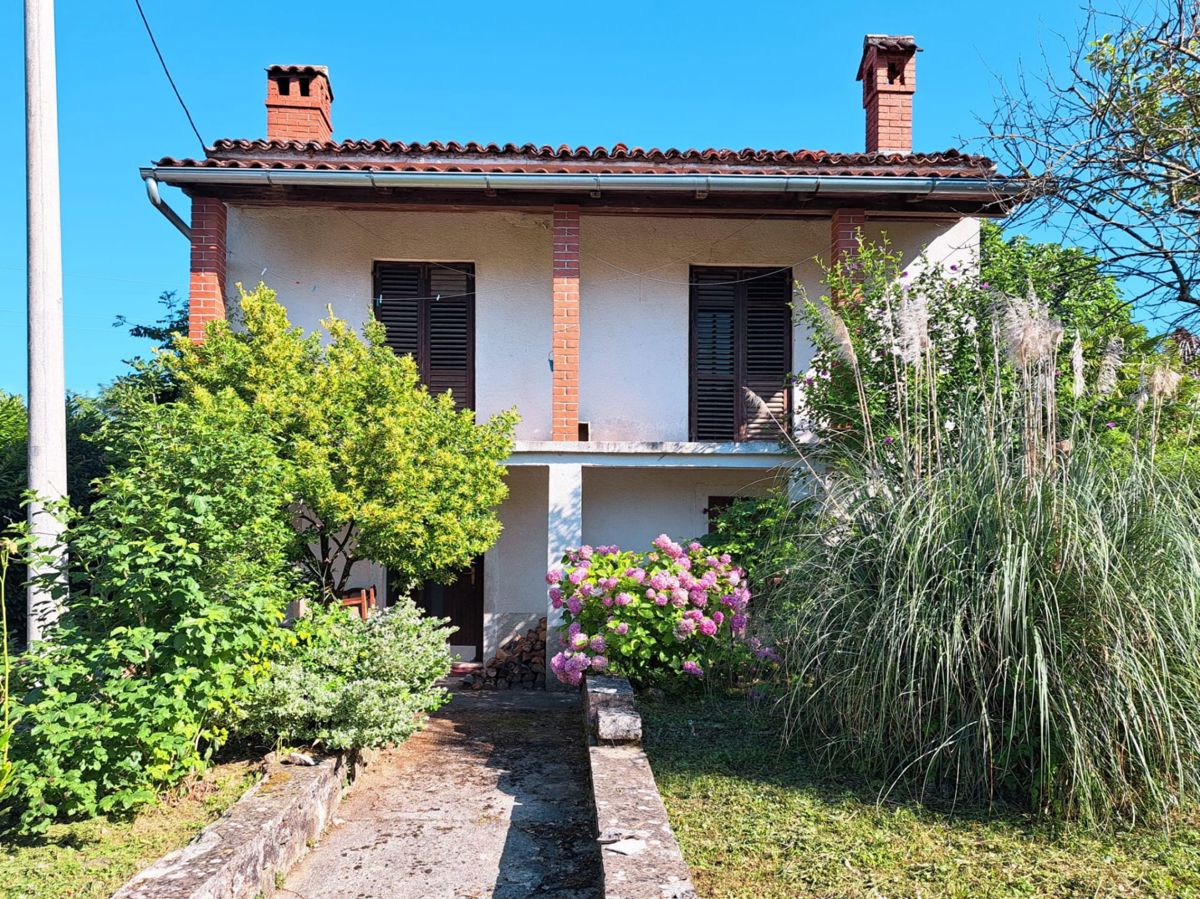 Samostojna hiša za adaptacijo s pogledom na Motovun
