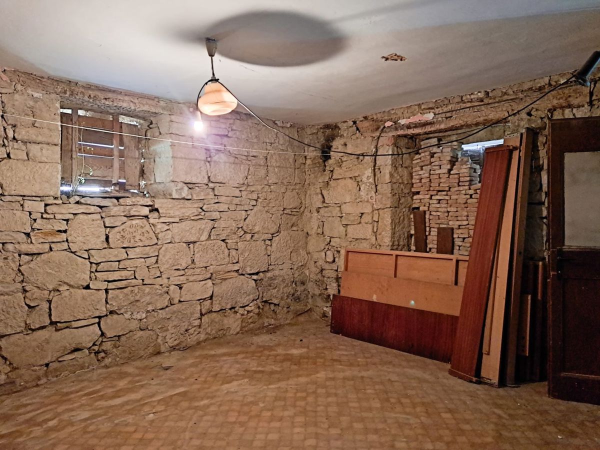 Samostojna hiša za adaptacijo s pogledom na Motovun