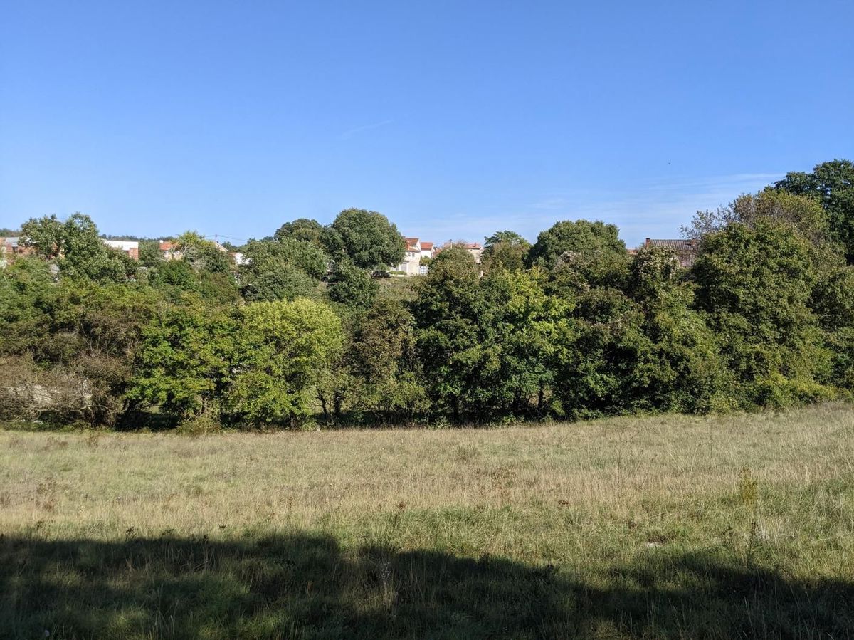Svetvinčenat, kompleks gradbenih in kmetijskih zemljišč.