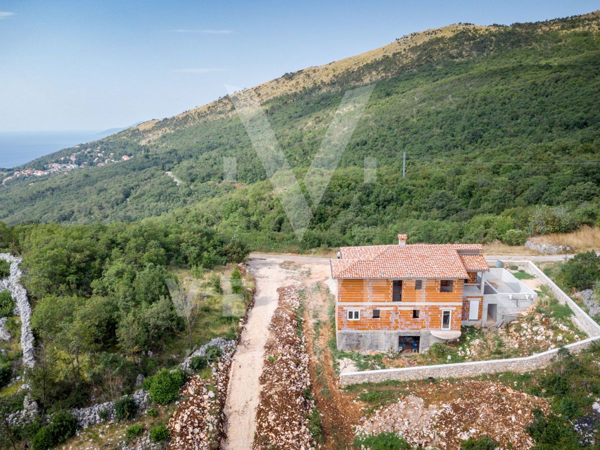 Hiša v izgradnji s pogledom na morje, Plomin