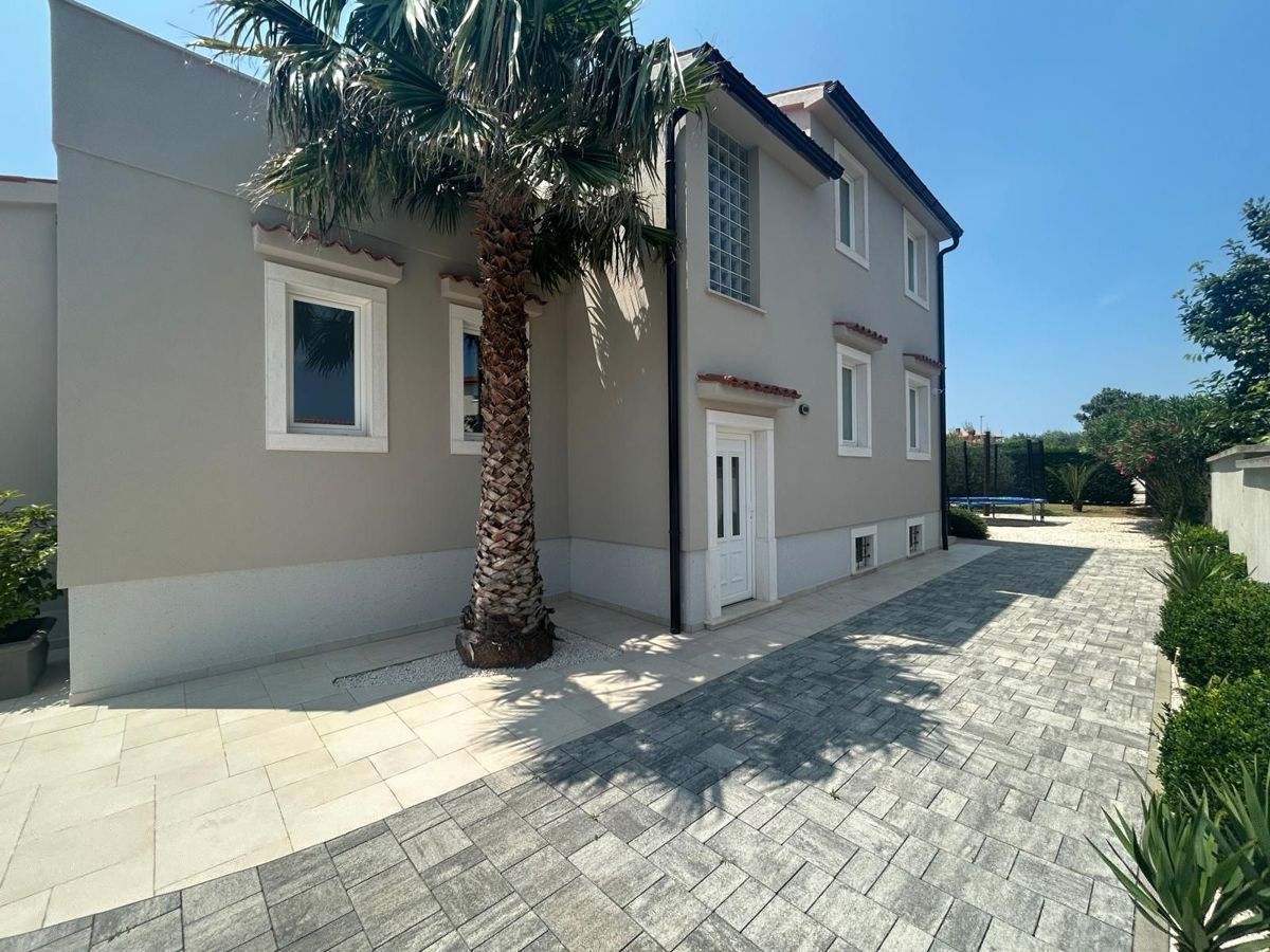 Hiša Medulin, 300m2
