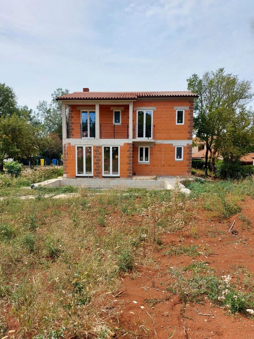Hiša z bazenom v roh-bau fazi, okolica Barbana