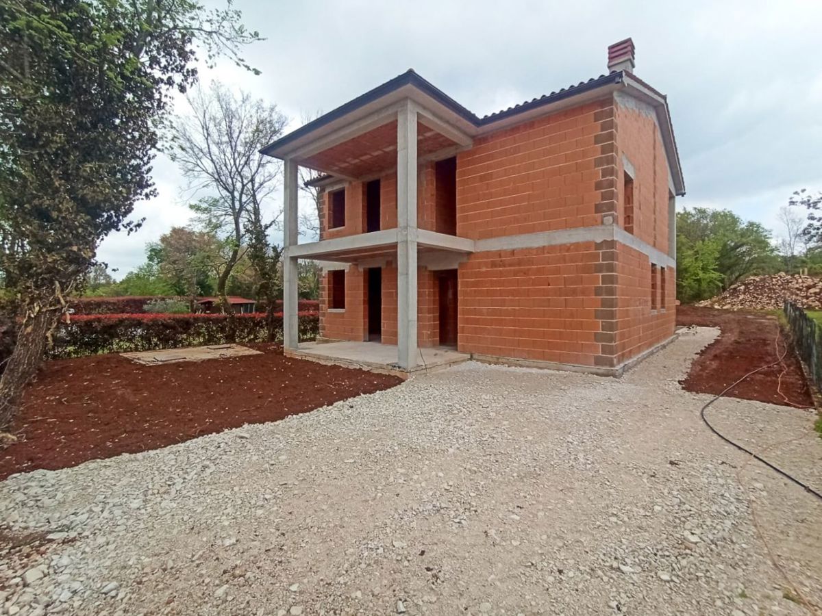 Hiša z bazenom v roh-bau fazi, okolica Barbana