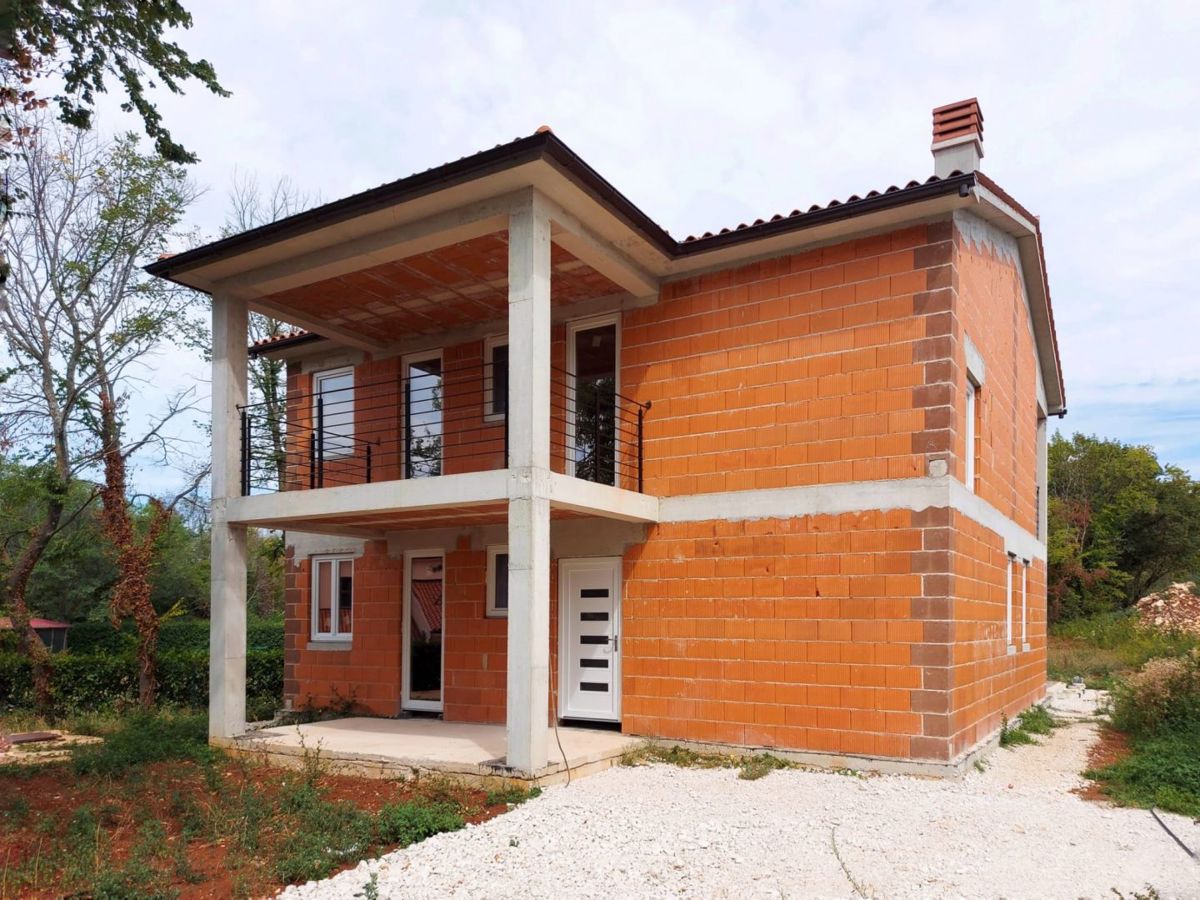 Hiša z bazenom v roh-bau fazi, okolica Barbana