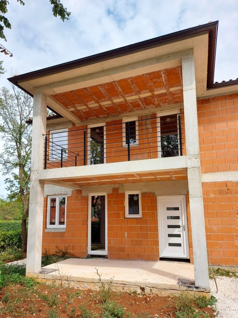 Hiša z bazenom v roh-bau fazi, okolica Barbana