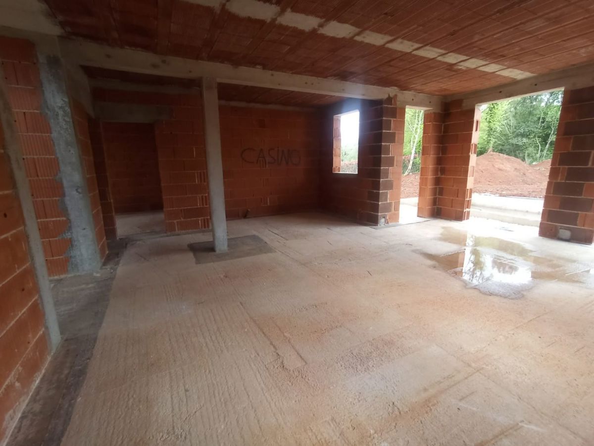 Hiša z bazenom v roh-bau fazi, okolica Barbana