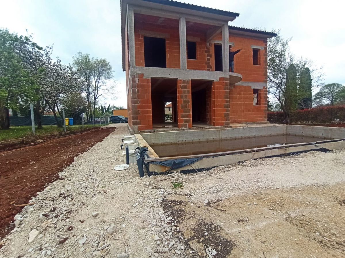 Hiša z bazenom v roh-bau fazi, okolica Barbana