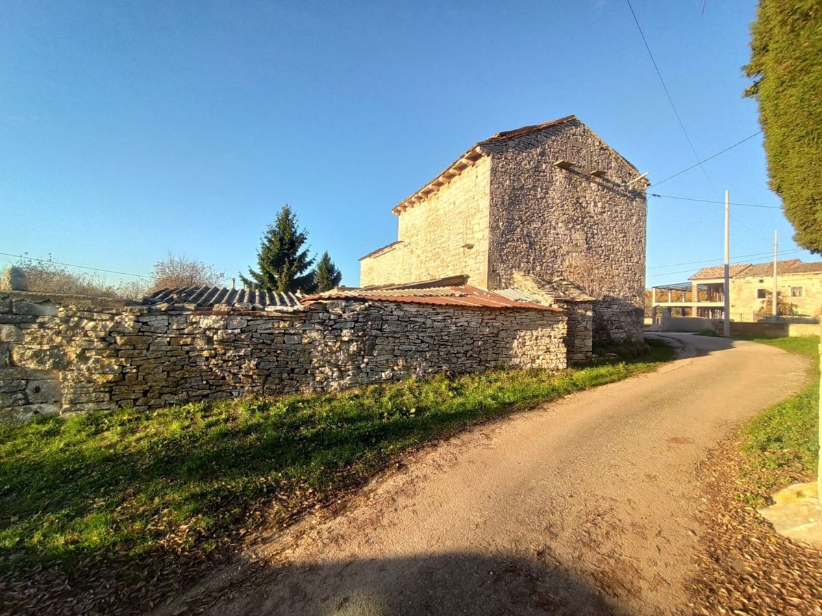Dvojček kamnita hiša za adaptacijo, okolica Svetvinčenta