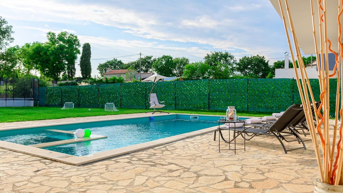 Moderna novogradnja z bazenom na mirni lokaciji, v bližini Svetvinčenta
