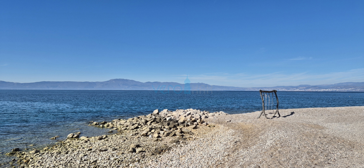 Njivice, otok Krk, samostojna hiša z zemljiščem in pogledom na morje, prodaja